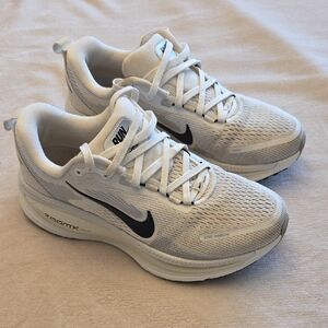 Nike Women's Vomero 18 White, Off-White, Grey & Black Sneakers, Size 7